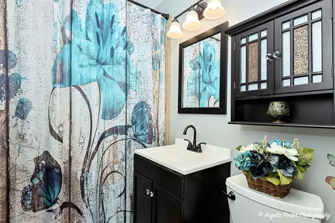 Bath - 4517 Clearview Dr, Mchenry, IL 60050 photo 1 of 1