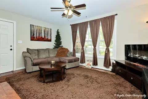 Living - 4517 Clearview Dr, Mchenry, IL 60050 photo 2 of 3