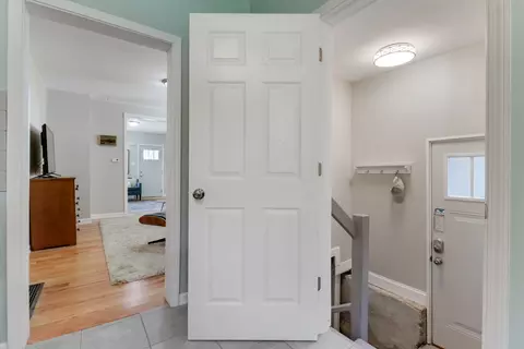 Entry Way - 914 E Locust St, Bloomington, IL 61701 photo 2 of 2
