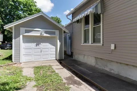 Exterior - 914 E Locust St, Bloomington, IL 61701 photo 3 of 8