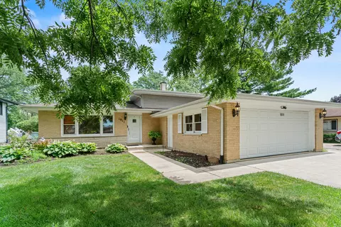 1011 Valewood Rd, Bartlett, IL 60103 photo 2