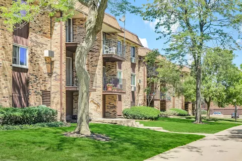 Exterior - 710 Hill Dr #108, Hoffman Estates, IL 60169 photo 2 of 5