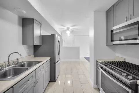 Kitchen - 710 Hill Dr #108, Hoffman Estates, IL 60169 photo 3 of 3