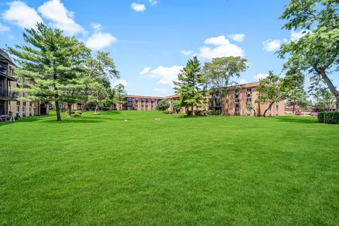 Exterior - 710 Hill Dr #108, Hoffman Estates, IL 60169 photo 4 of 5