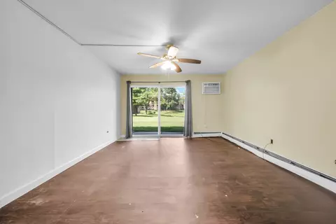Living - 710 Hill Dr #108, Hoffman Estates, IL 60169 photo 3 of 3
