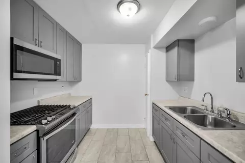 Kitchen - 710 Hill Dr #108, Hoffman Estates, IL 60169 photo 2 of 3