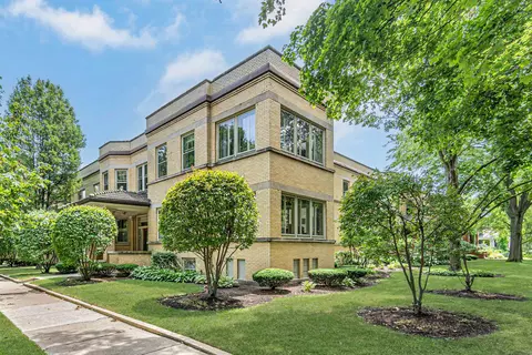 127 Pleasant St #B, Oak Park, IL 60302