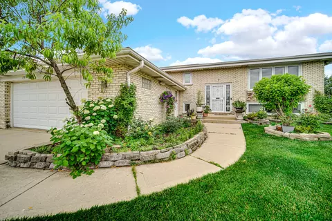 720 N Plamondon Dr, Addison, IL 60101