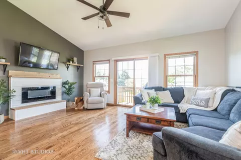 Living - 5824 Fieldstone Trl, Mchenry, IL 60050 photo 1 of 2