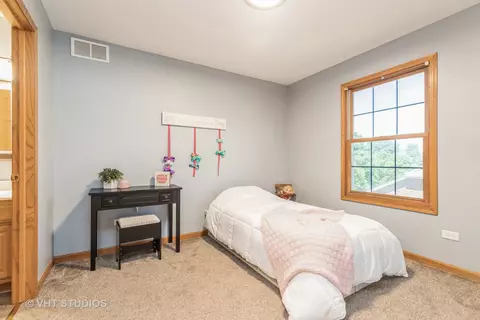 Bedroom - 5824 Fieldstone Trl, Mchenry, IL 60050 photo 3 of 5