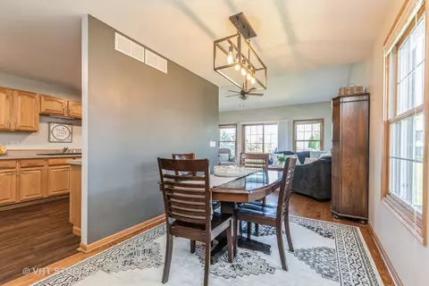 Dining - 5824 Fieldstone Trl, Mchenry, IL 60050 photo 2 of 2