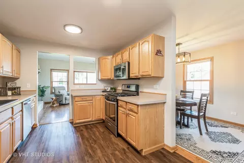 Kitchen - 5824 Fieldstone Trl, Mchenry, IL 60050 photo 2 of 2