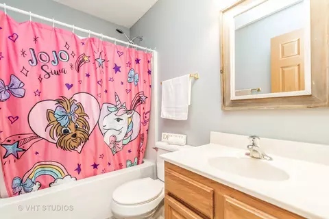 Bath - 5824 Fieldstone Trl, Mchenry, IL 60050 photo 2 of 3