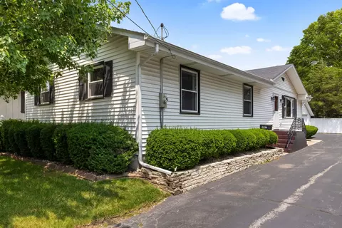 302 Merrill Ave, Loves Park, IL 61111