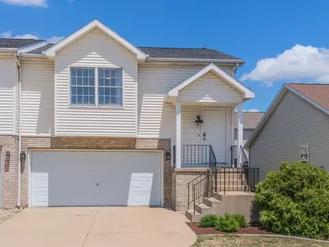 8 Lake Trail Rd, Bloomington, IL 61701