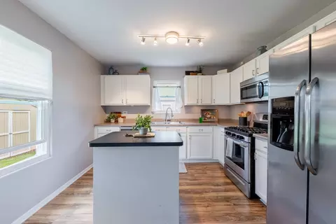 Kitchen - 1503 Green Trails Dr, Plainfield, IL 60586 photo 2 of 2