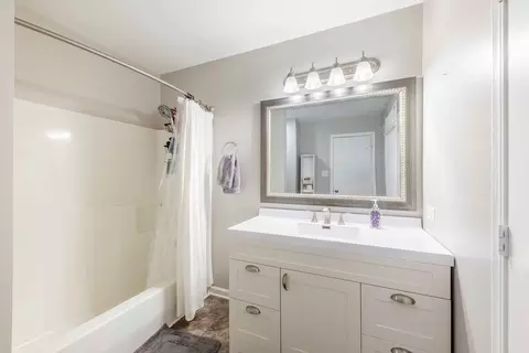 Bath - 1503 Green Trails Dr, Plainfield, IL 60586 photo 2 of 3