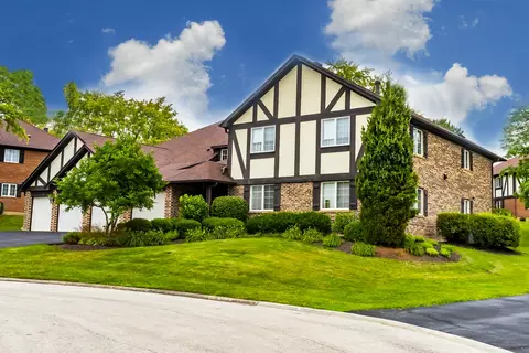 4 Potawatomie Trl #1, Indian Head Park, IL 60525