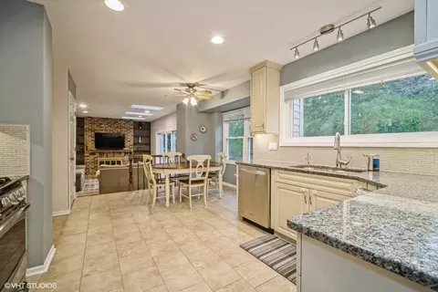 Kitchen - 1060 Weeping Willow Dr, Wheeling, IL 60090 photo 4 of 4