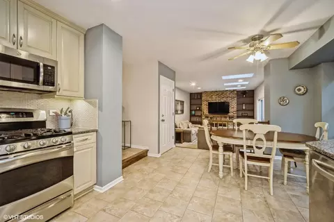 Kitchen - 1060 Weeping Willow Dr, Wheeling, IL 60090 photo 3 of 4