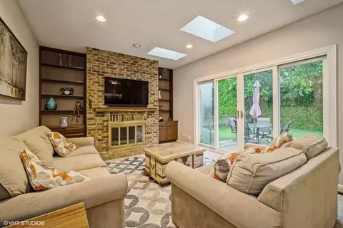 Living - 1060 Weeping Willow Dr, Wheeling, IL 60090 photo 1 of 4