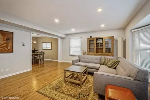 Living - 1060 Weeping Willow Dr, Wheeling, IL 60090 photo 4 of 4