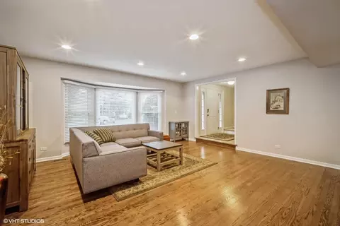 Living - 1060 Weeping Willow Dr, Wheeling, IL 60090 photo 3 of 4