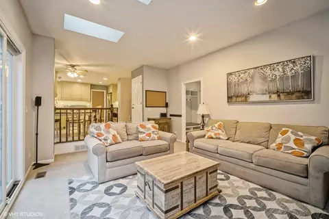 Living - 1060 Weeping Willow Dr, Wheeling, IL 60090 photo 2 of 4