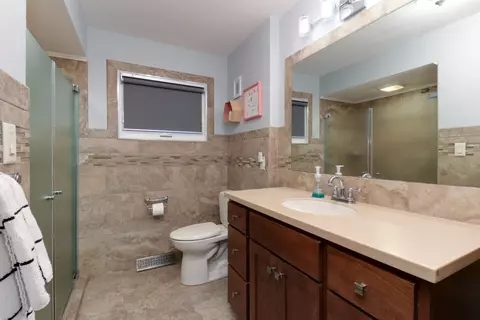Bath - 7 Knollcrest Ct, Normal, IL 61761 photo 3 of 4