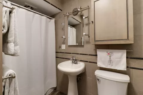 Bath - 7 Knollcrest Ct, Normal, IL 61761 photo 2 of 4