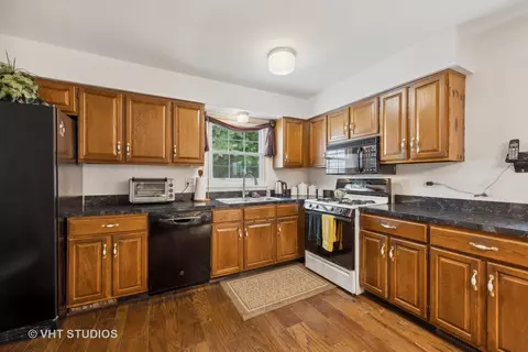 Kitchen - 313 Ambleside Dr, Roselle, IL 60172 photo 2 of 3