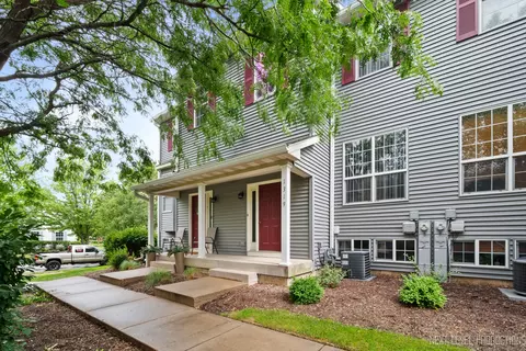 1319 Chestnut Ln, Yorkville, IL 60560