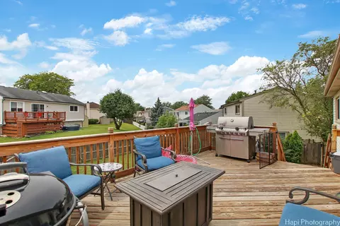 Exterior - 1110 Singleton Dr, Roselle, IL 60172 photo 2 of 5