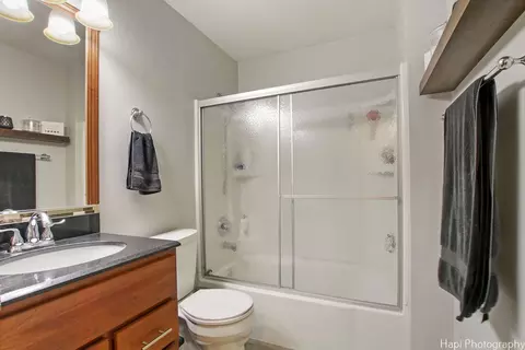 Bath - 1110 Singleton Dr, Roselle, IL 60172 photo 1 of 1