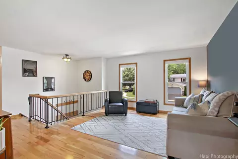 Living - 1110 Singleton Dr, Roselle, IL 60172 photo 2 of 4