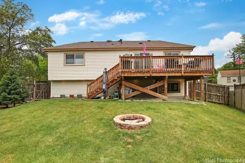 Exterior - 1110 Singleton Dr, Roselle, IL 60172 photo 3 of 5