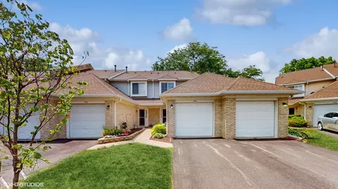 350 Lakeview Cir, Bolingbrook, IL 60440