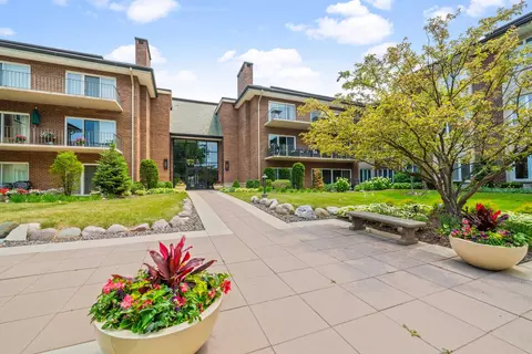 6 Oak Brook Club Dr #J208, Oak Brook, IL 60523