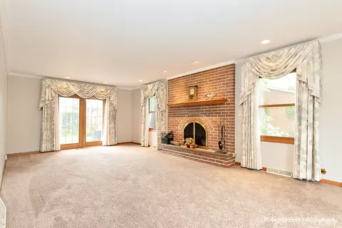 Living - 1909 E Cholo Ln, Mount Prospect, IL 60056 photo 1 of 4