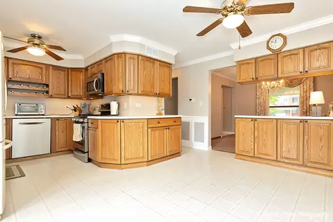 Kitchen - 1909 E Cholo Ln, Mount Prospect, IL 60056 photo 2 of 5