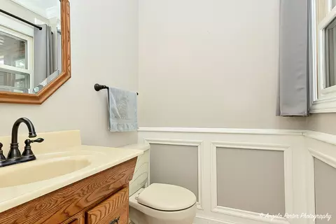 Bath - 1909 E Cholo Ln, Mount Prospect, IL 60056 photo 1 of 3
