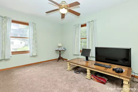 Bedroom - 1909 E Cholo Ln, Mount Prospect, IL 60056 photo 2 of 4