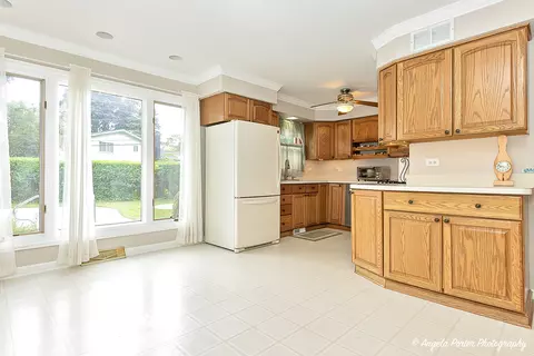 Kitchen - 1909 E Cholo Ln, Mount Prospect, IL 60056 photo 1 of 5