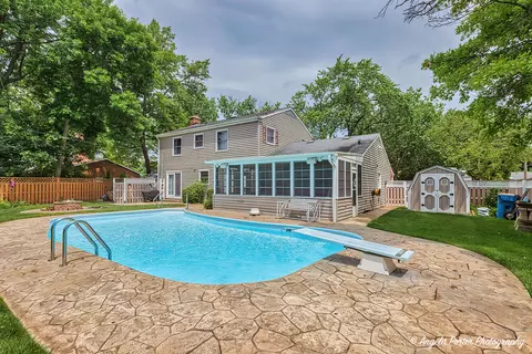 Exterior - 1909 E Cholo Ln, Mount Prospect, IL 60056 photo 7 of 10