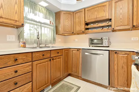 Kitchen - 1909 E Cholo Ln, Mount Prospect, IL 60056 photo 4 of 5