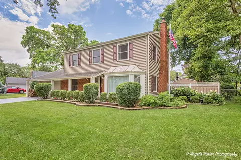 Exterior - 1909 E Cholo Ln, Mount Prospect, IL 60056 photo 2 of 10