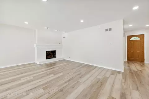 Living - 3150 Patton Dr, Des Plaines, IL 60018 photo 1 of 3