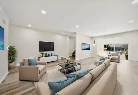 Living - 3150 Patton Dr, Des Plaines, IL 60018 photo 3 of 3