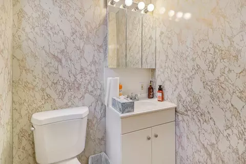 Bath - 7333 S Carpenter St, Chicago, IL 60621 photo 1 of 2