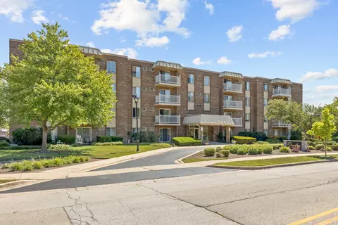 2423 N Kennicott Dr #3A, Arlington Heights, IL 60004